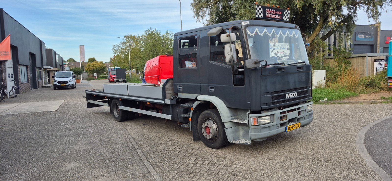 te koop iveco met dubbele cabine 7 persoons, Auto's, Euro 2, Achterwielaandrijving, Overige kleuren, Iveco