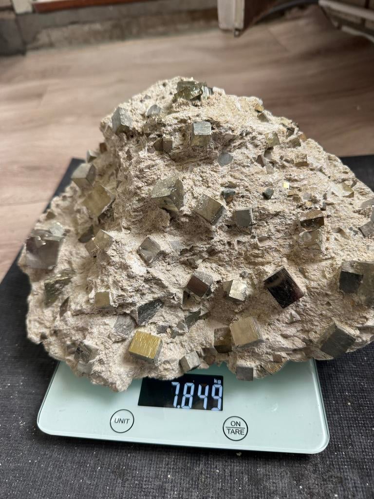 Grote Pyriet op matrix uit Navajun - 7.8 kg, Verzamelen, Ophalen, Mineraal