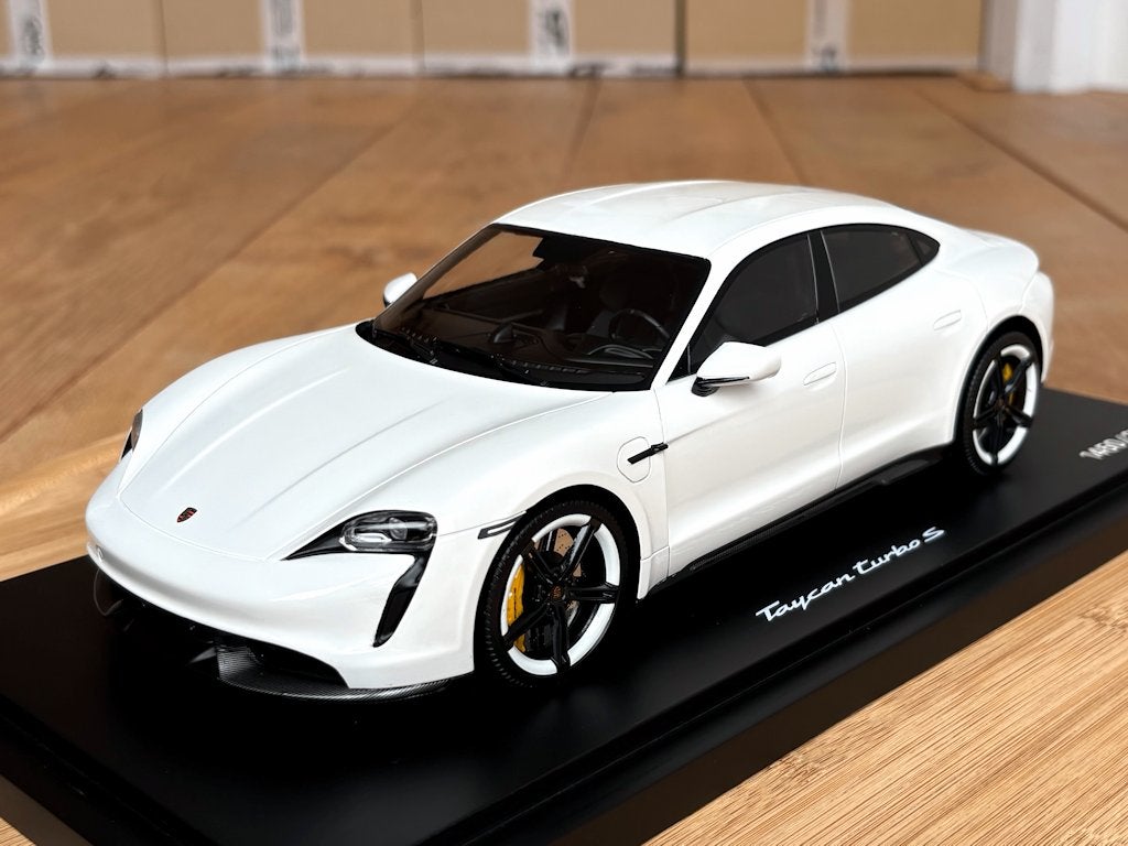 Porsche Taycan Turbo S 1:18 Minichamps incl vitrine 1v2000st, Ophalen, Zo goed als nieuw, Auto, MiniChamps