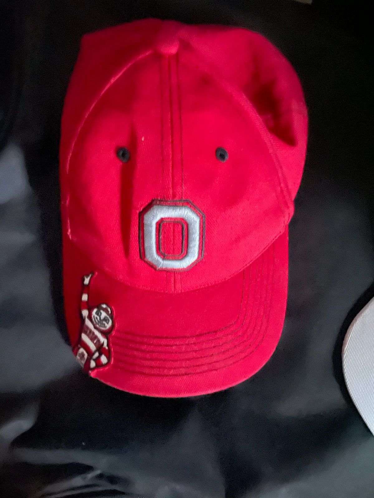 Nieuwe rode pet met 'O' logo en mascotte, Ophalen of Verzenden, Nieuw, One size fits all, Pet