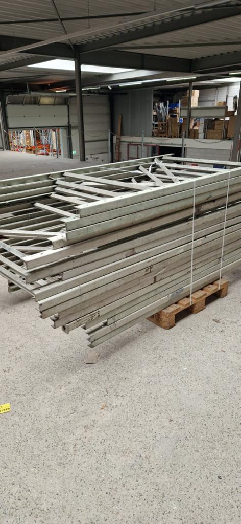 Metalen frames en liggers voor opslag of constructie, Doe-het-zelf en Verbouw, Metalen, Ophalen of Verzenden, Gebruikt, IJzer