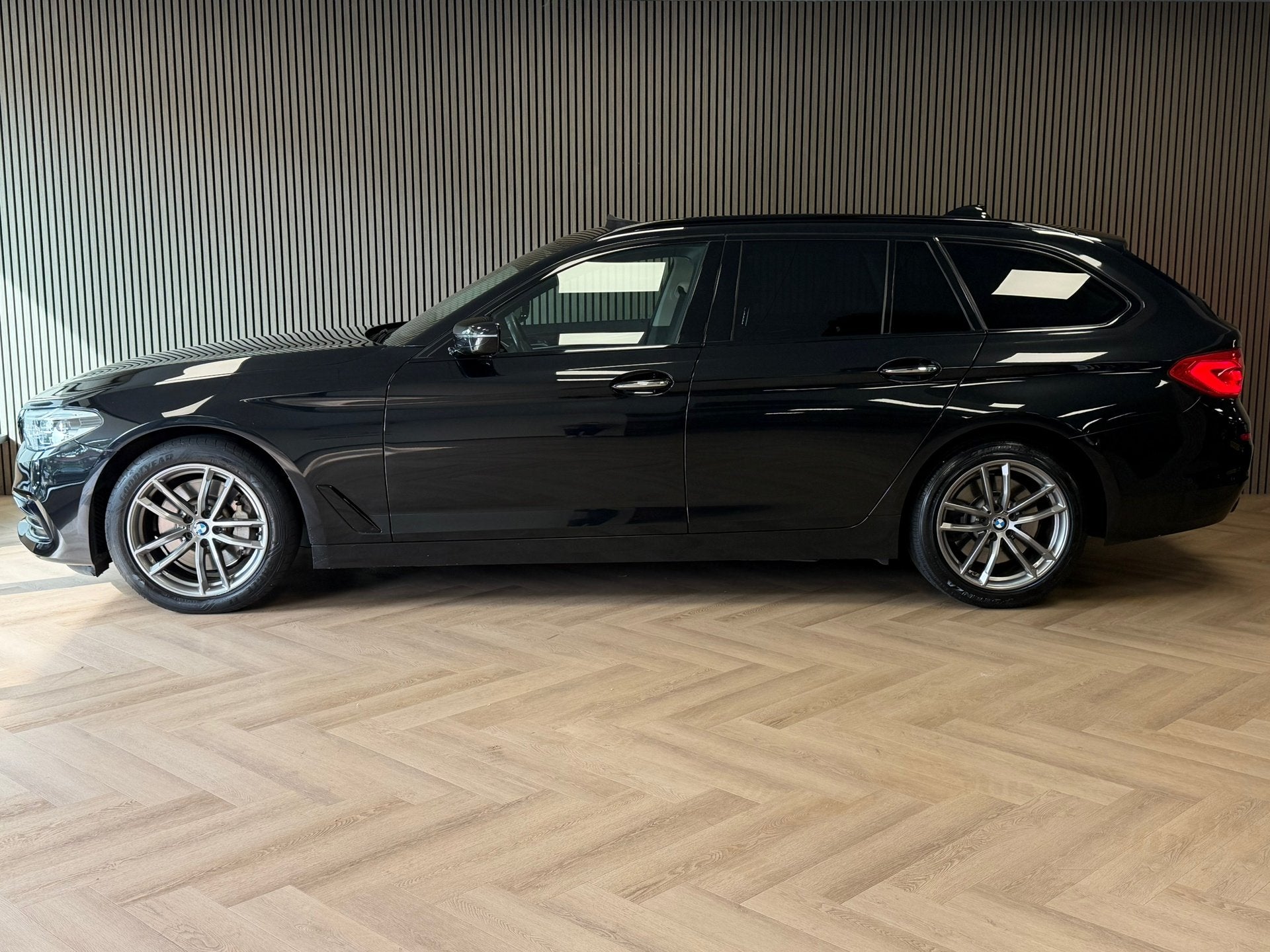 BMW 5-serie Touring 530d High Executive SPORT LINE AUT. PANO, Auto's, BMW, Automaat, Achterwielaandrijving, Gebruikt, Euro 6