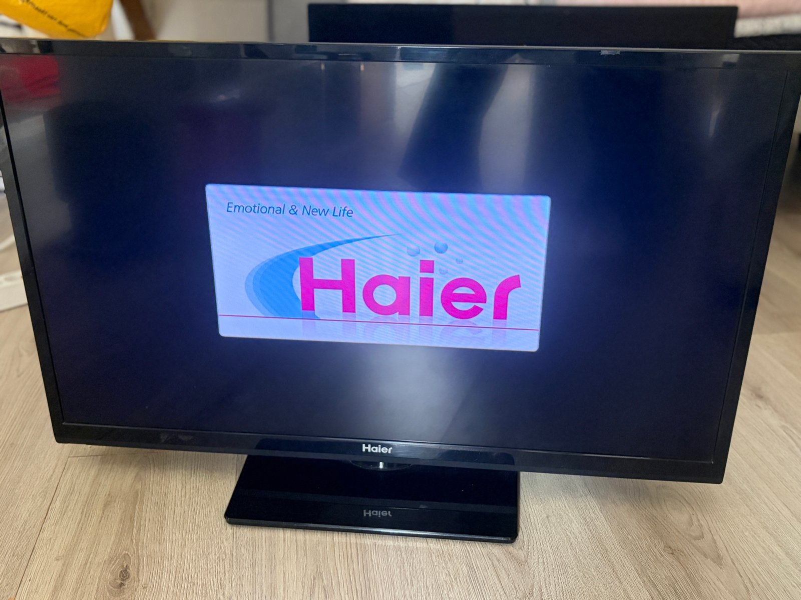 Goedwerkende Haier TV met afstandsbediening, Ophalen of Verzenden, Gebruikt, 80 tot 100 cm, Overige merken