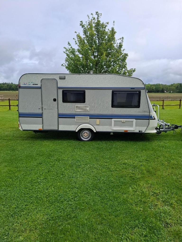 Te koop nette Hobby Classic Caravan incl. voortent, Caravans en Kamperen, Caravans, Particulier, tot en met 4, 750 - 1000 kg, Rondzit