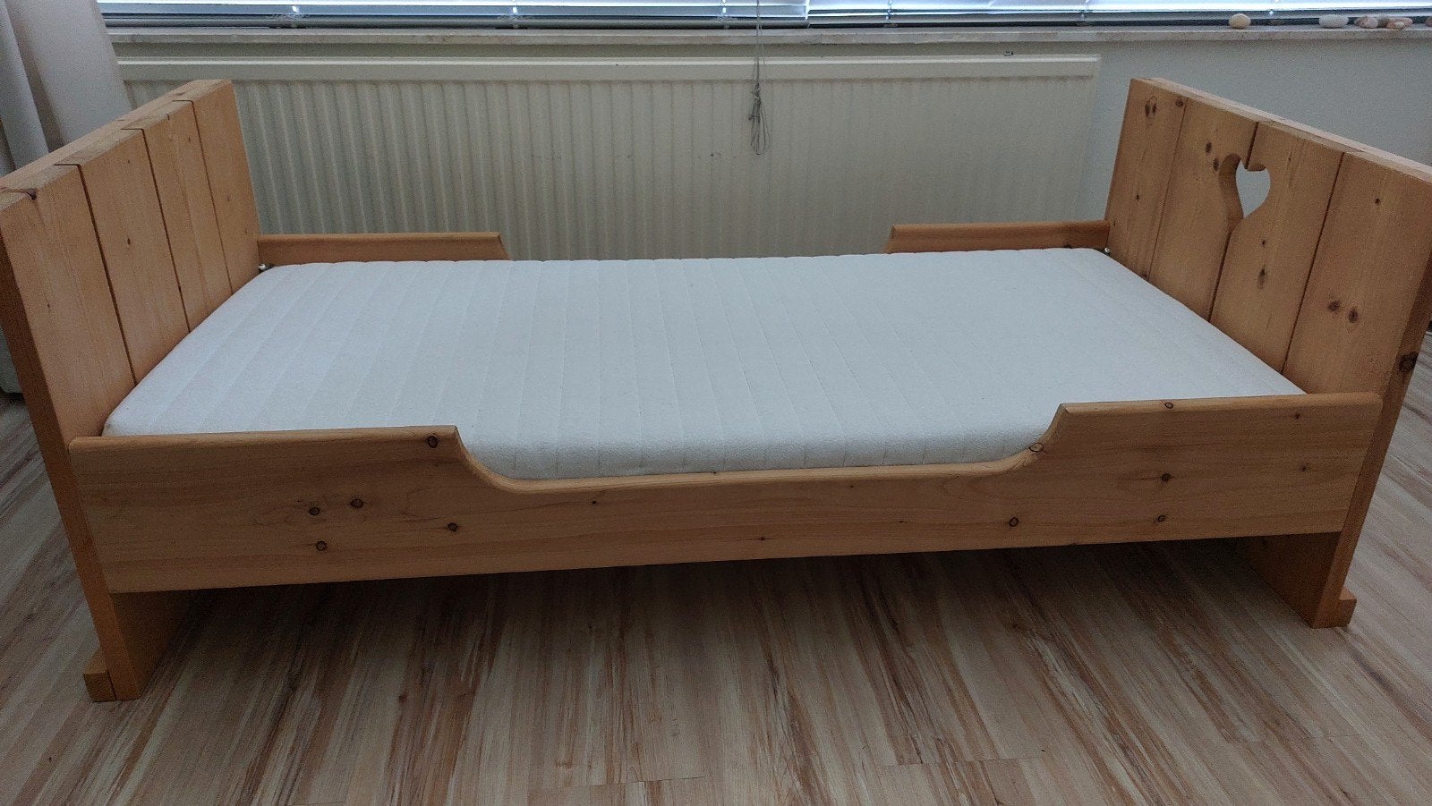 Houten peuter en kleuterbedje met hartjesuitsparing, Huis en Inrichting, Slaapkamer | Bedden, 70 cm of minder, Bruin, Rustiek