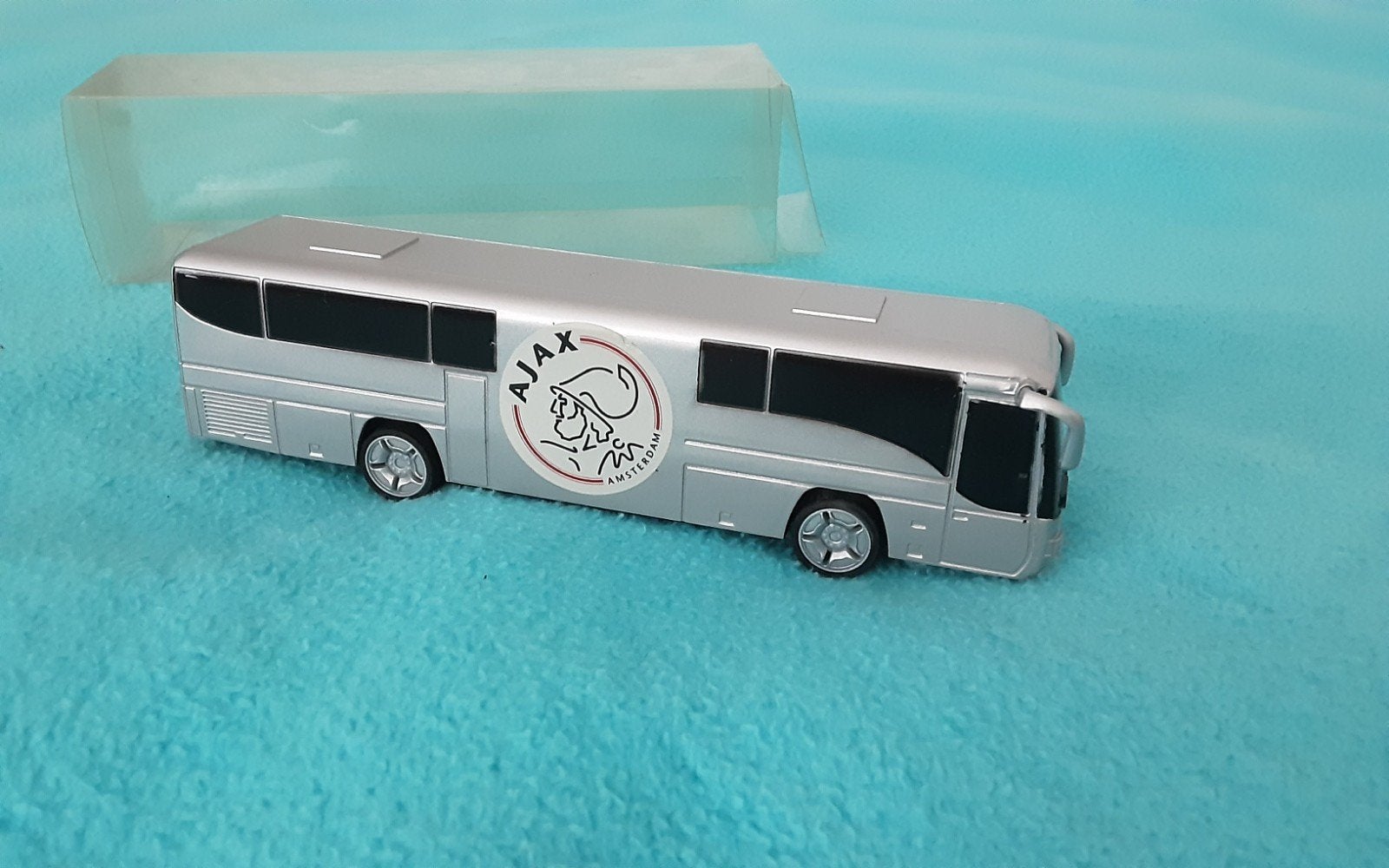 Ajax Teambus Miniatuur - Zilverkleurig (van de Plusserie), Ophalen of Verzenden, Zo goed als nieuw
