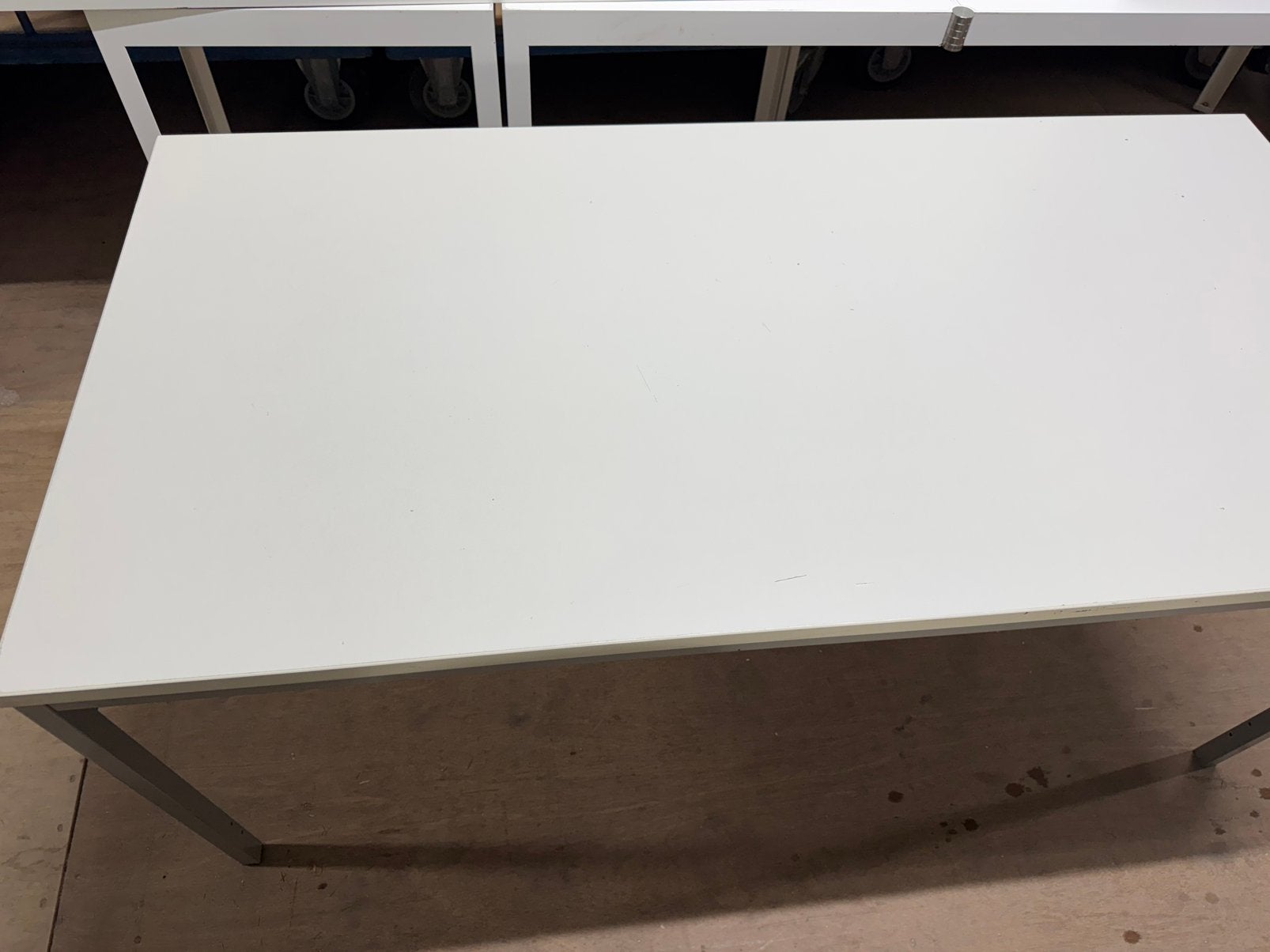2 tafels tafel wit en roze, Ophalen, Zo goed als nieuw