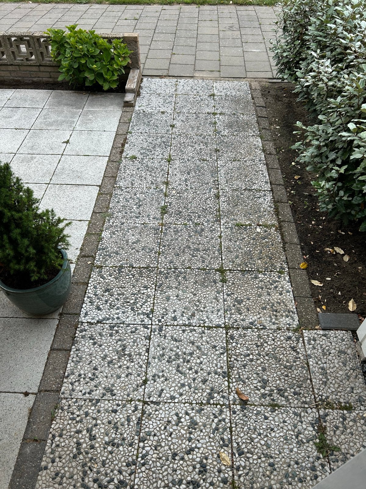 Gratis af te halen: Tuintegels (wit en grind), Gebruikt, 40 tot 60 cm, Ophalen of Verzenden, 10 m² of meer