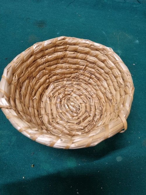mandje gevlochten pitriet, Huis en Inrichting, Woonaccessoires | Schalen en Manden, Ophalen of Verzenden, 'T Olde Gre-j, Info@toldegrej.nl