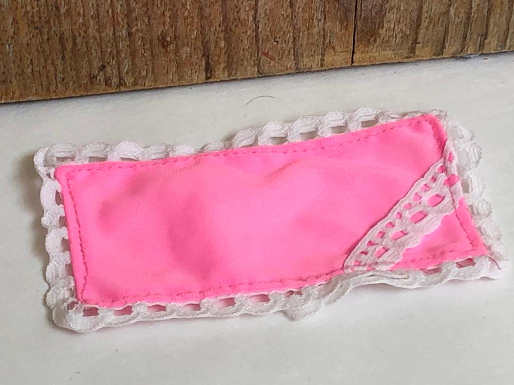 Roze wit deken voor Kelly baby sister of Barbie, Kinderen en Baby's, Speelgoed | Poppenhuizen, Ophalen of Verzenden, Zo goed als nieuw