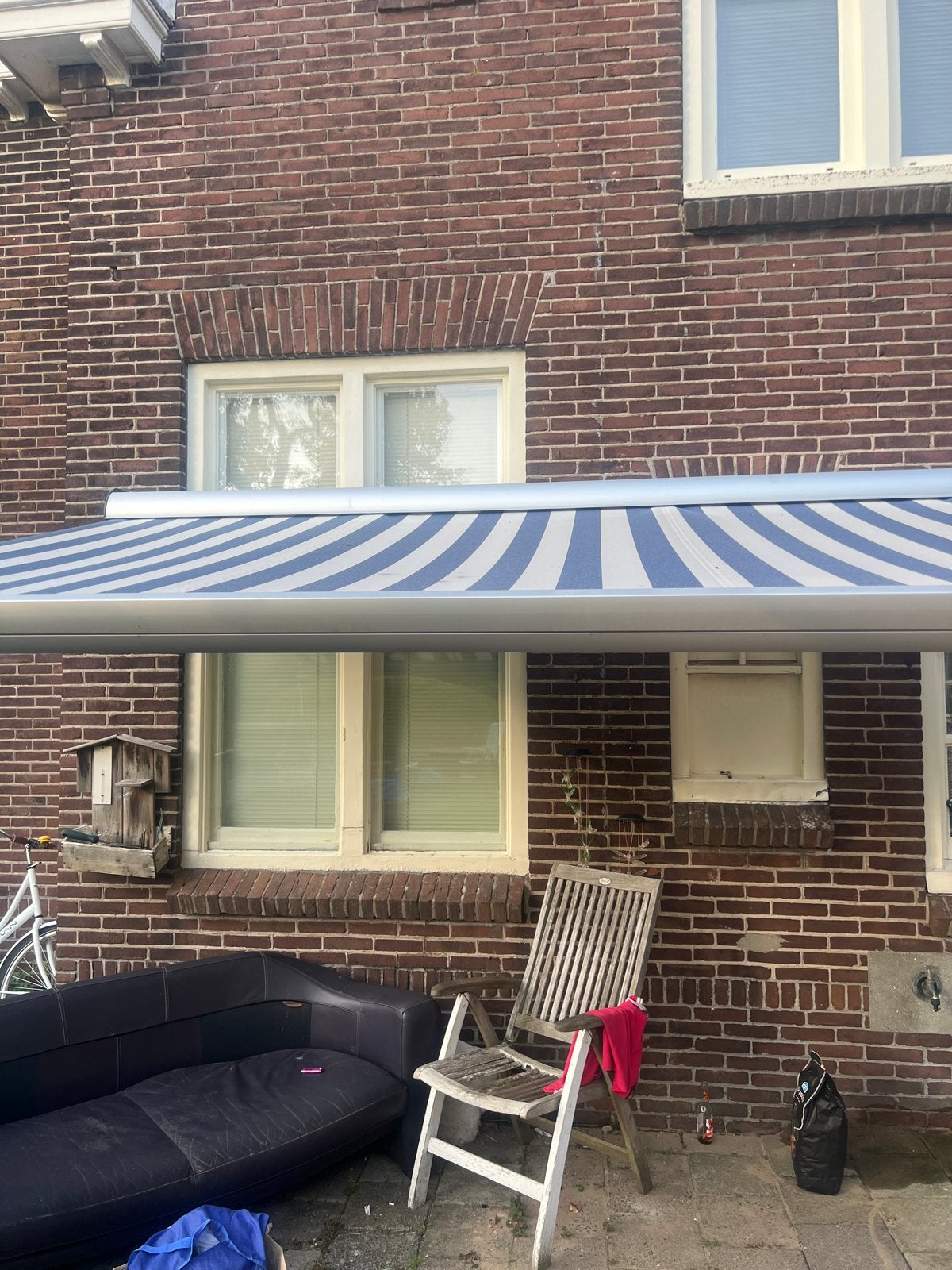 Knikarmscherm in goede staat - blauw/wit gestreept, Ophalen, Gebruikt, 150 tot 300 cm, 250 cm tot 450 cm