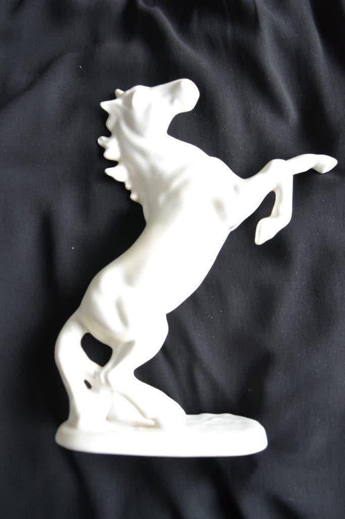 steigerend paard van plateelfabriek FLORA, 24.5cm., Ophalen of Verzenden