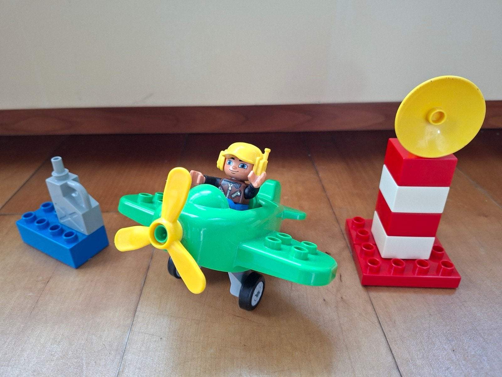 Lego Duplo Vliegtuig met piloot en verkeerstoren, Inclusief minifiguren, Gebruikt, Overige thema's, Ophalen of Verzenden