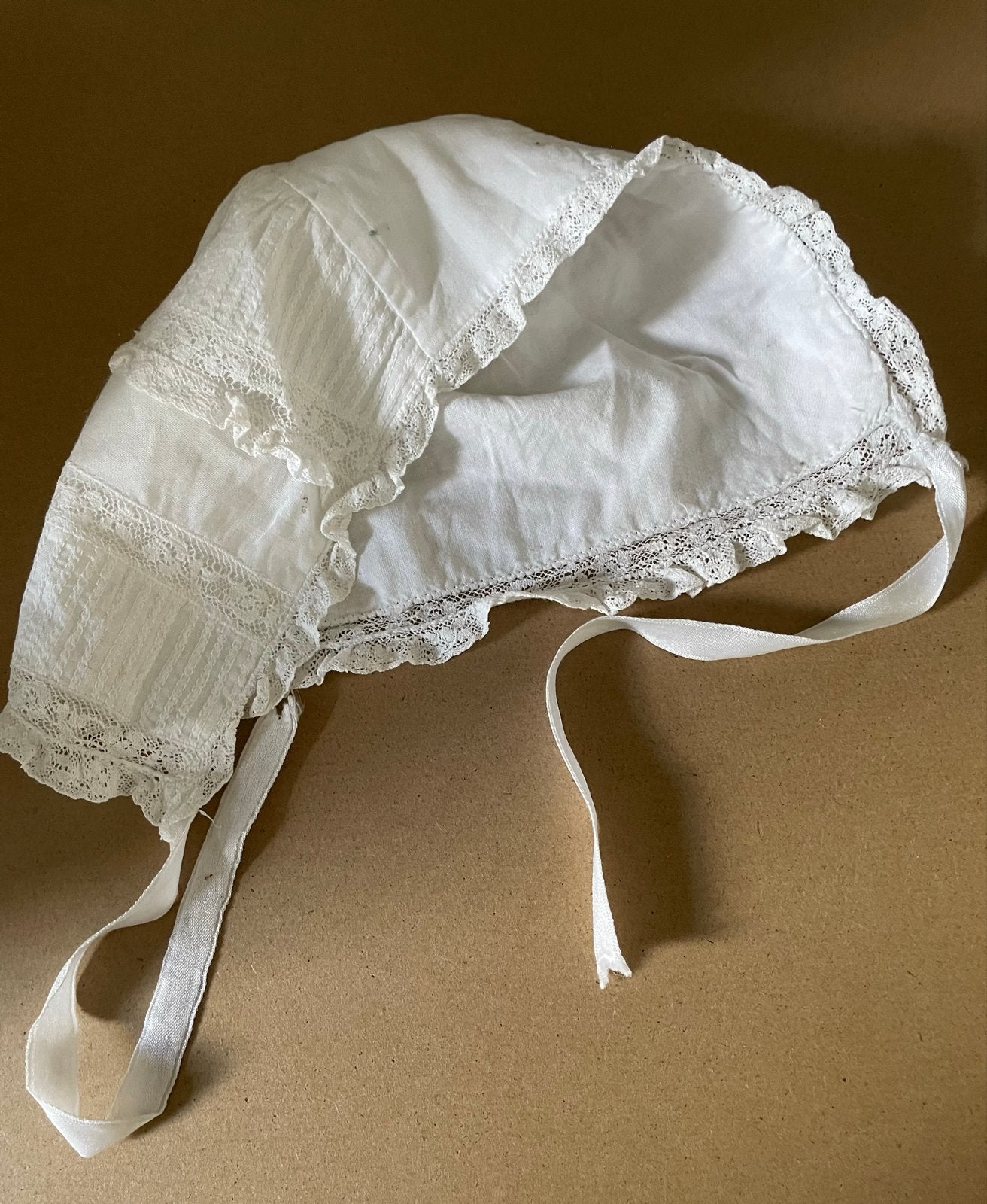 Antieke baby muts met kant en ruches, Ophalen of Verzenden, Gebruikt, Jongetje of Meisje