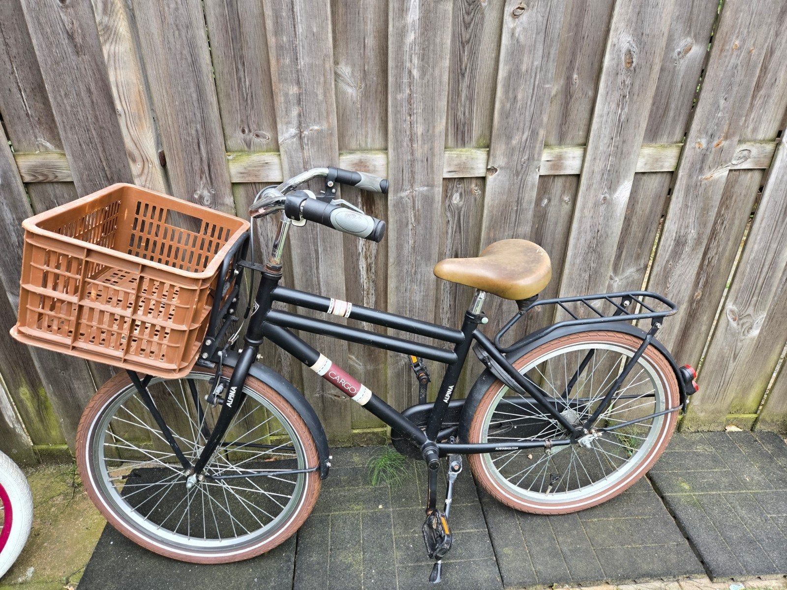 Kinderfiets 20 inch - Zwart met bruine krat, Ophalen, 20 inch of meer, Gebruikt, Velgrem