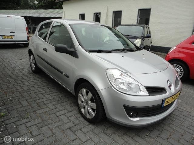 Renault Clio 1.4-16V Dynamique nwe apk, Gebruikt, 4 cilinders, 49 €/maand, Handgeschakeld