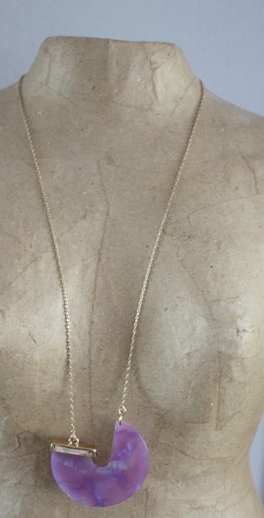 goudkleurige ketting met paarse hanger, Ophalen of Verzenden, Gebruikt, Goud, Zilver