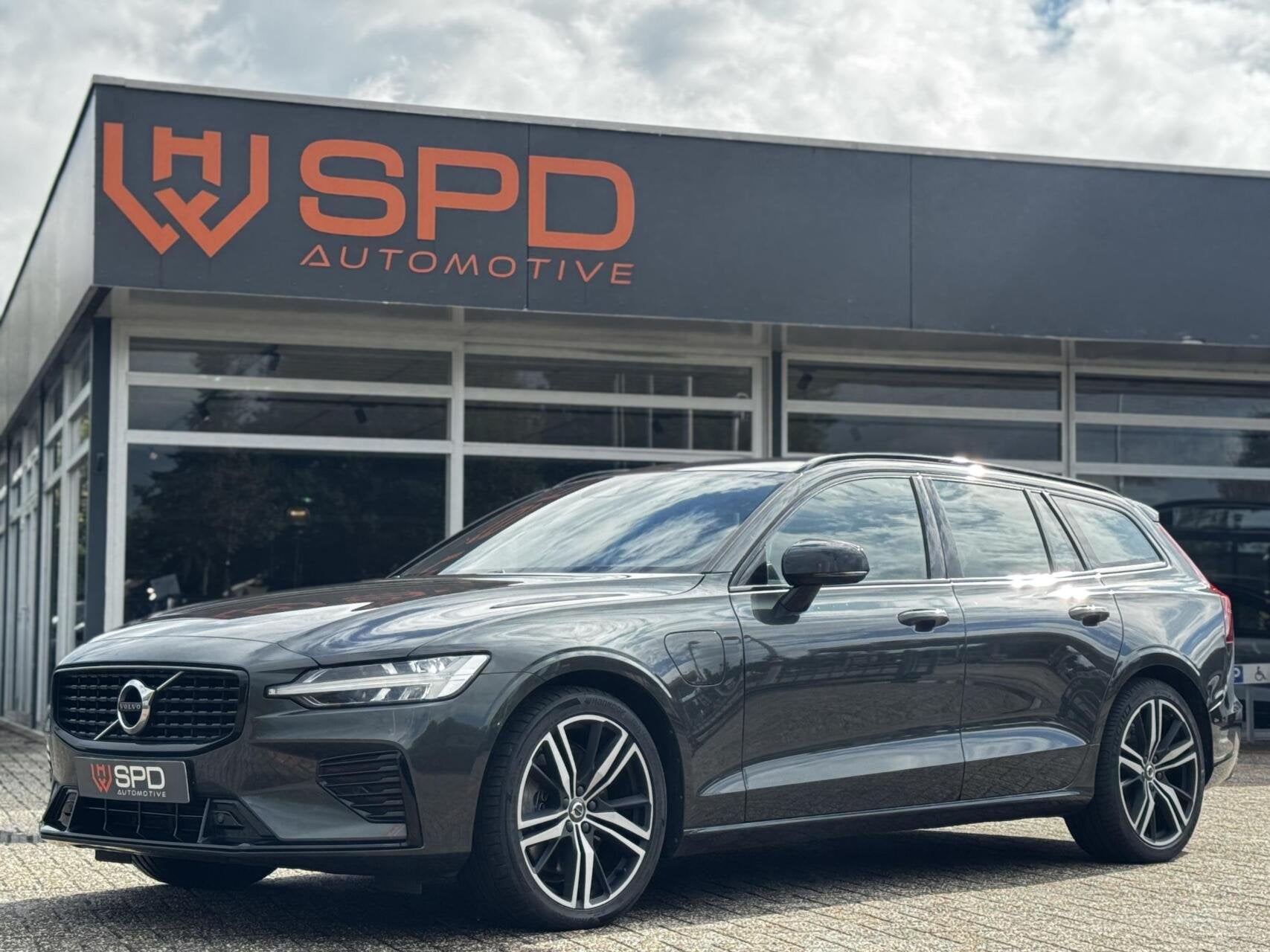 Volvo V60 2.0T6 Recharge AWD R-Design|Memory|ACC|H&K|Carplay, Automaat, Gebruikt, 4 cilinders, 340 pk