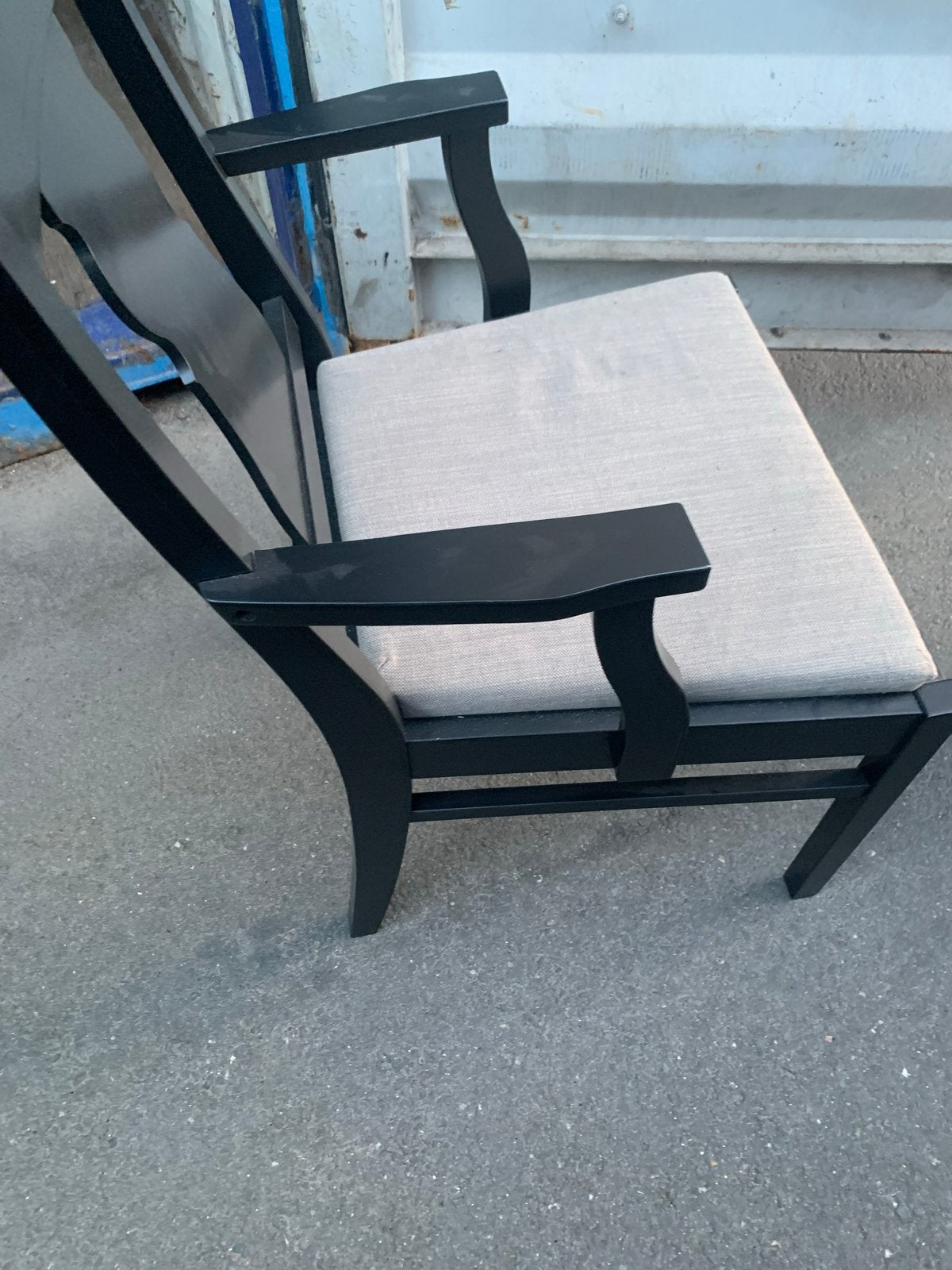 Zwarte houten stoel met armleuningen en stoffen zitting, Ophalen, Gebruikt, Zwart, Eén