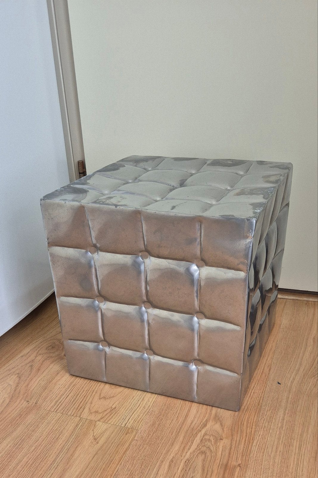 Aluminium kubus poef krukje bijtafel –  Chesterfield look
., Ophalen