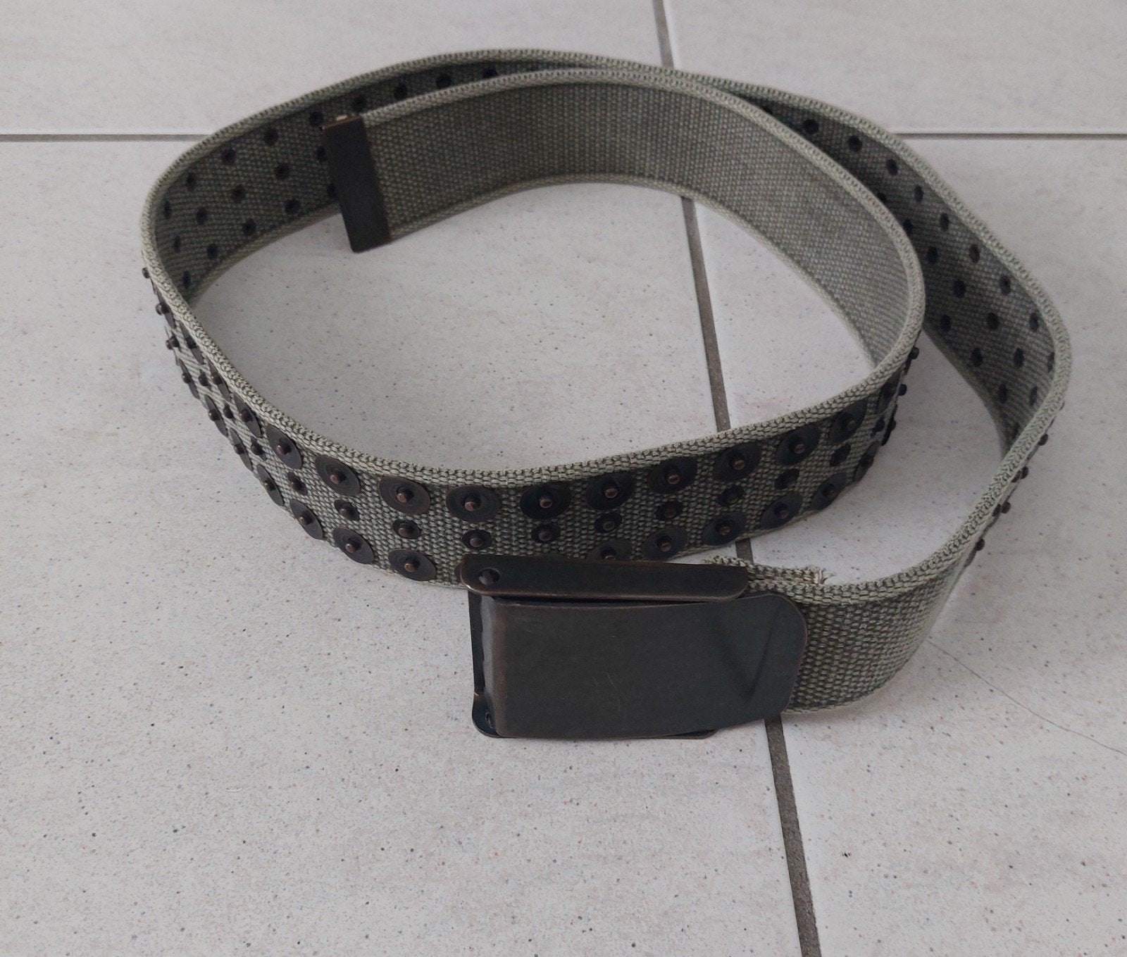 Legergroene canvas riem met studs, Kleding | Dames, Riemen en Ceinturen, Overige kleuren, Heupriem, Ophalen of Verzenden, Gedragen