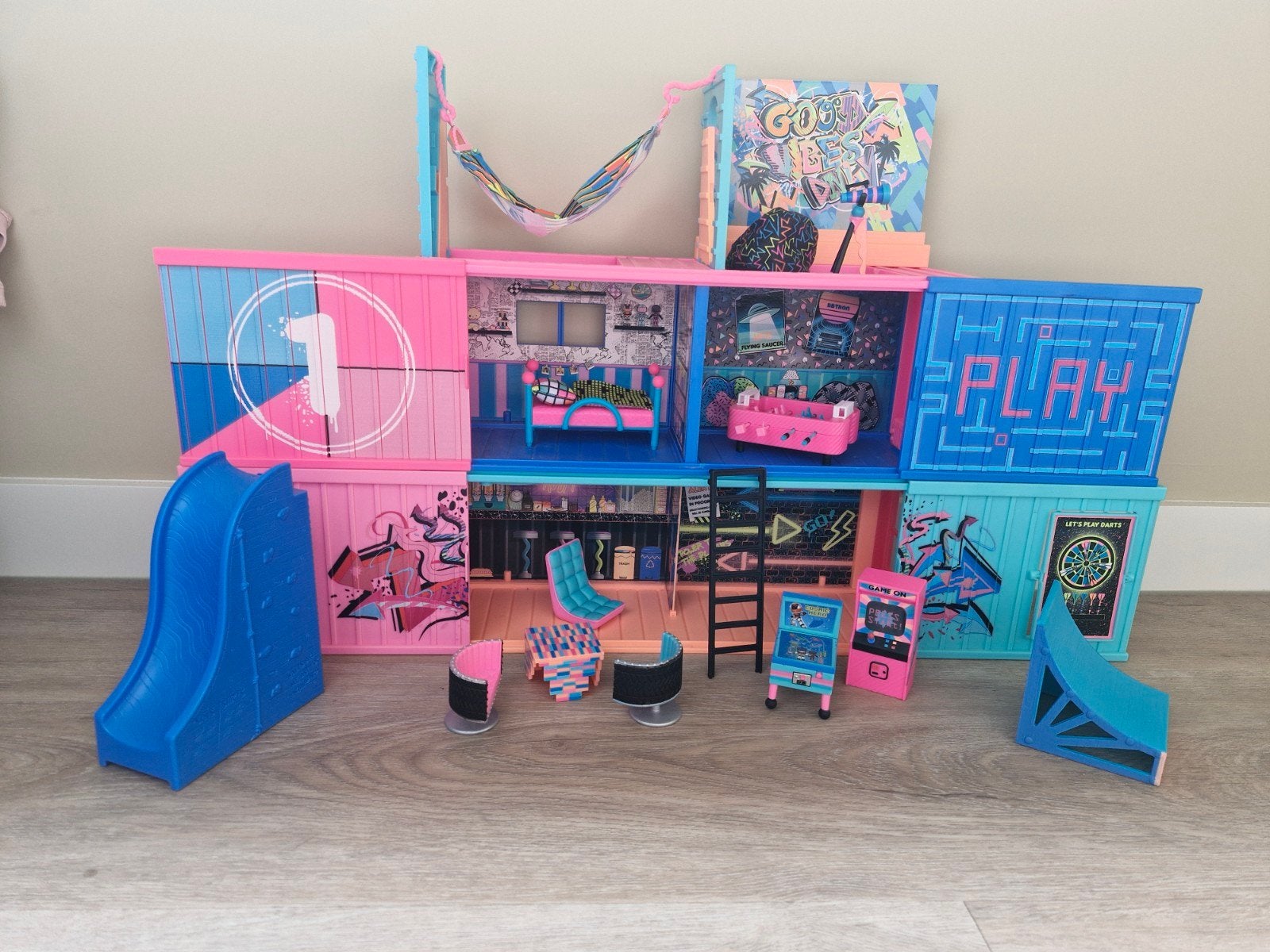 Te koop: L.O.L. Surprise! Fashion Show House Poppenhuis, Ophalen of Verzenden, Zo goed als nieuw, Meisje