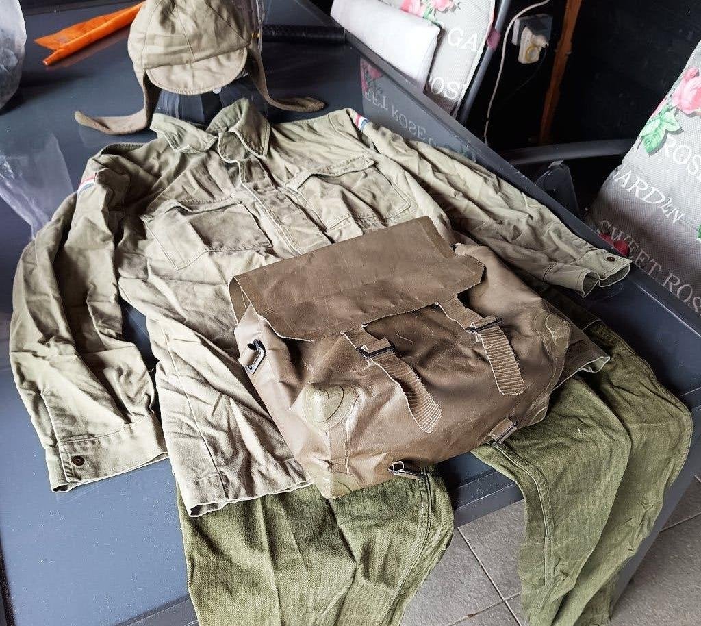 leger uniform met ransel., Ophalen of Verzenden, Landmacht, Nederland, Kleding of Schoenen