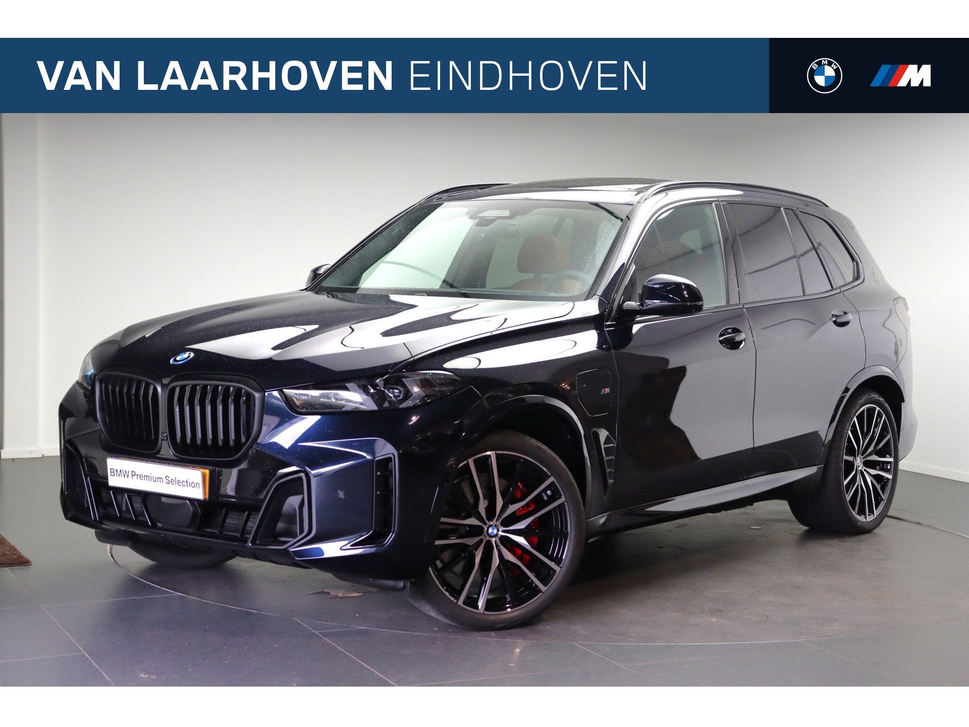 BMW X5 xDrive50e M Sport Automaat / Panoramadak / Trekhaak /, Auto's, BMW, 2395 kg, Met garantie (alle), Zwart, 489 pk