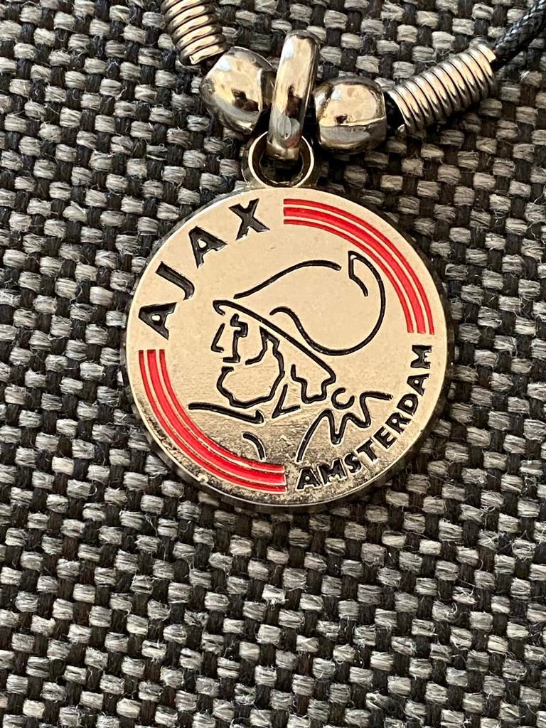 Ajax embleem ketting - Zilverkleurig met rood, Sieraden, Tassen en Uiterlijk, Gebruikt, Ophalen of Verzenden, Zilver, Overige materialen