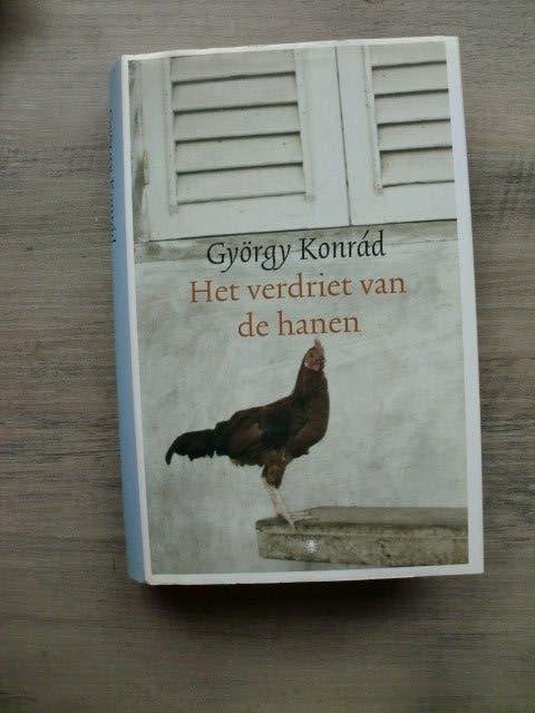 György Konrád - Het verdriet van de hanen (Hardcover met so), Ophalen of Verzenden, Zo goed als nieuw