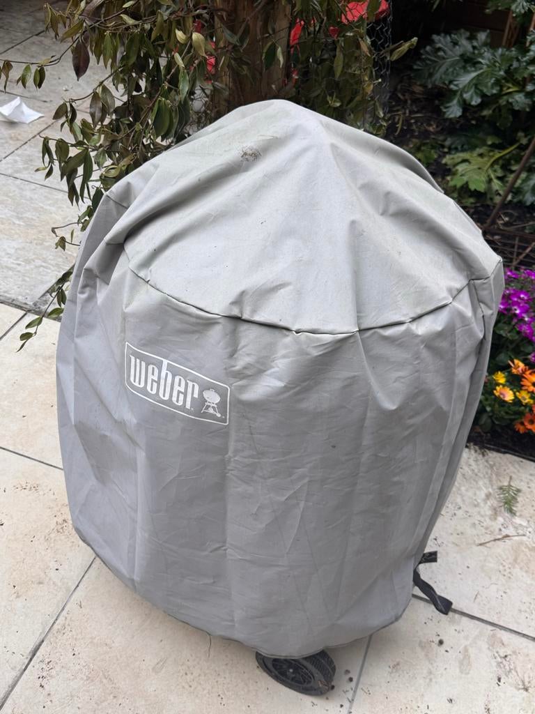 Weber 57cm BBQ met hoes - Zo goed als nieuw, Tuin en Terras, Houtskoolbarbecues, Ophalen, Zo goed als nieuw, Met accessoires