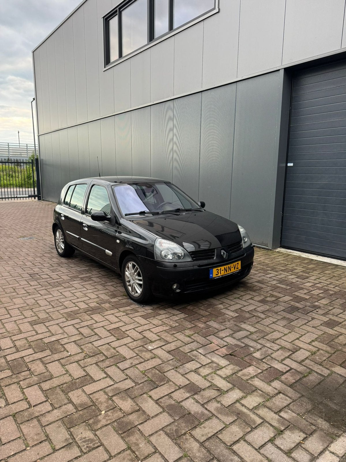 Renault Clio 1.6 Initiale 2004 Zwart, Auto's, Renault, Voorwielaandrijving, 40 €/maand, 4 cilinders, 995 kg
