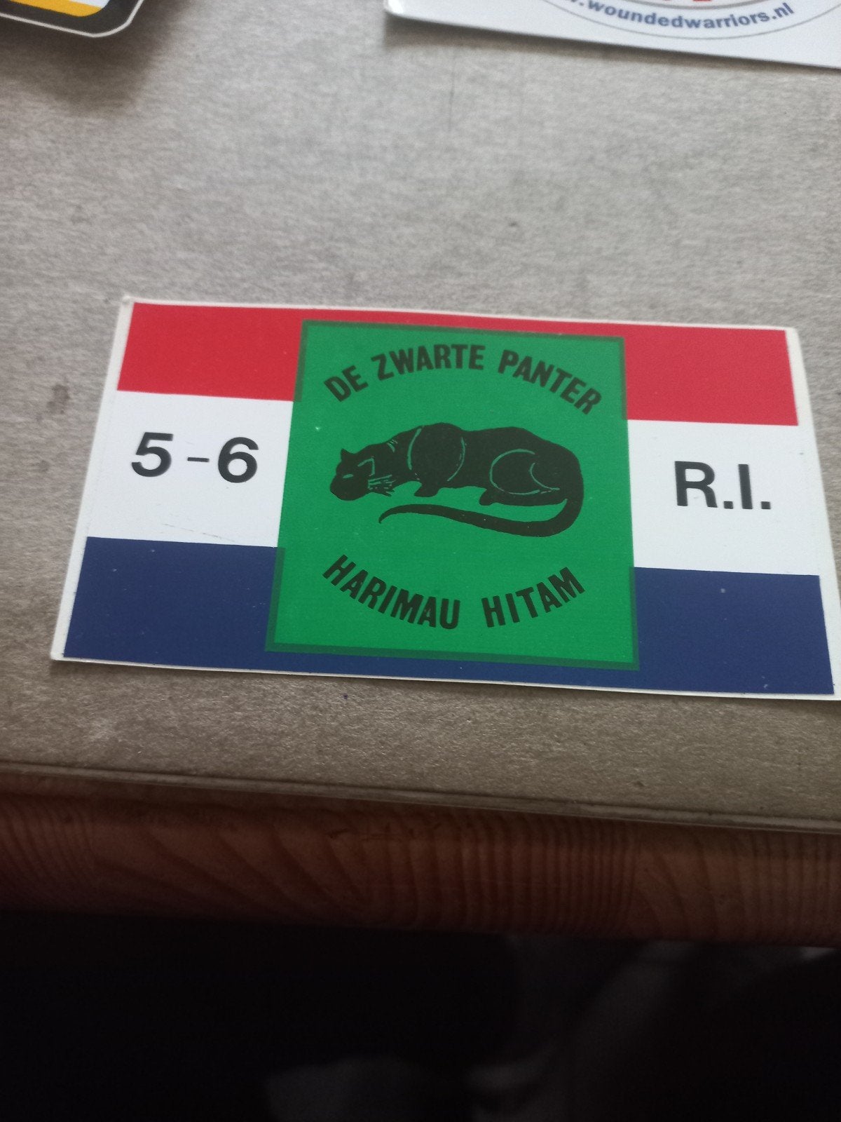Zeldzame sticker 'De Zwarte Panter Harimau Hitam' 5-6 R.I., Verzamelen, Ophalen of Verzenden, Landmacht, Nederland, Embleem of Badge