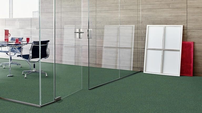 Groene Heuga 727 Bottle Green tapijttegels 50x50cm, Nieuw, Ophalen of Verzenden, 25 tot 50 m², Tapijttegels