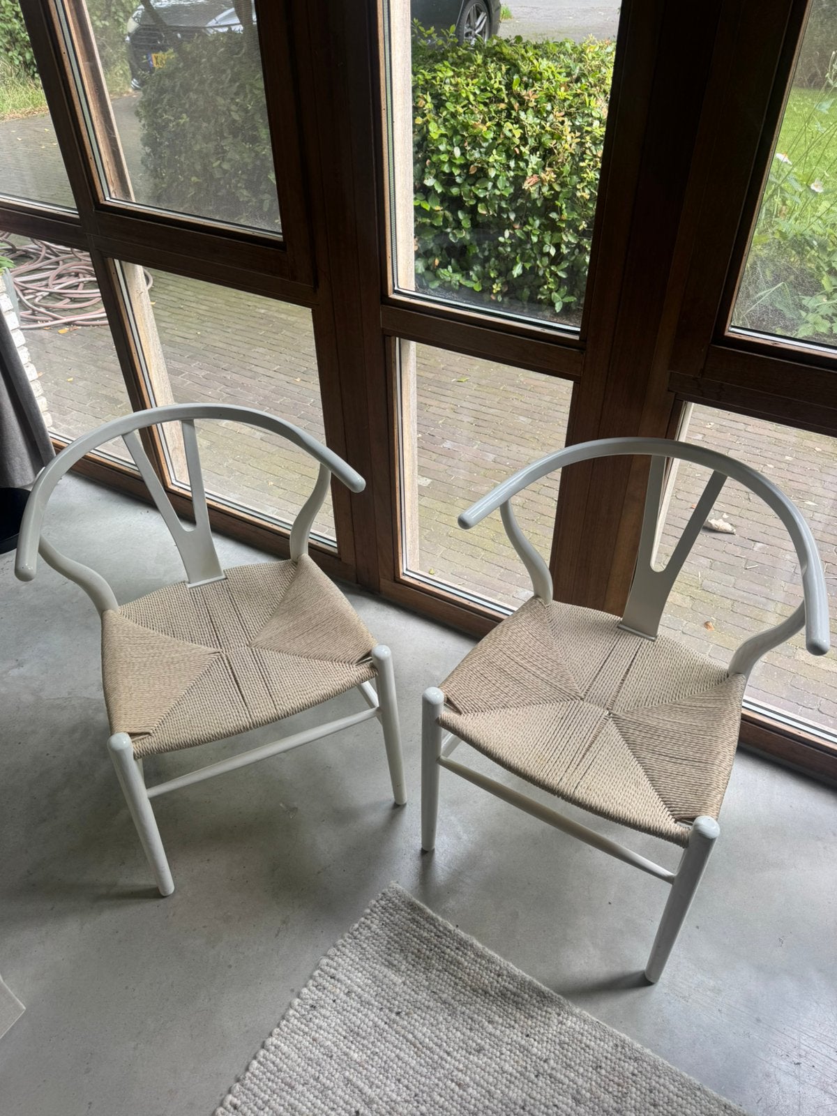 2 wishbone chairs wit (geen originele), Huis en Inrichting, Ophalen, Gebruikt, Twee, Wit
