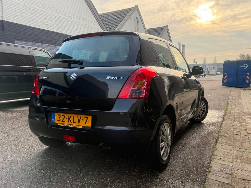 Suzuki Swift 1.3 Base, Auto's, Gebruikt, Met garantie (alle), 400 kg, Bedrijf