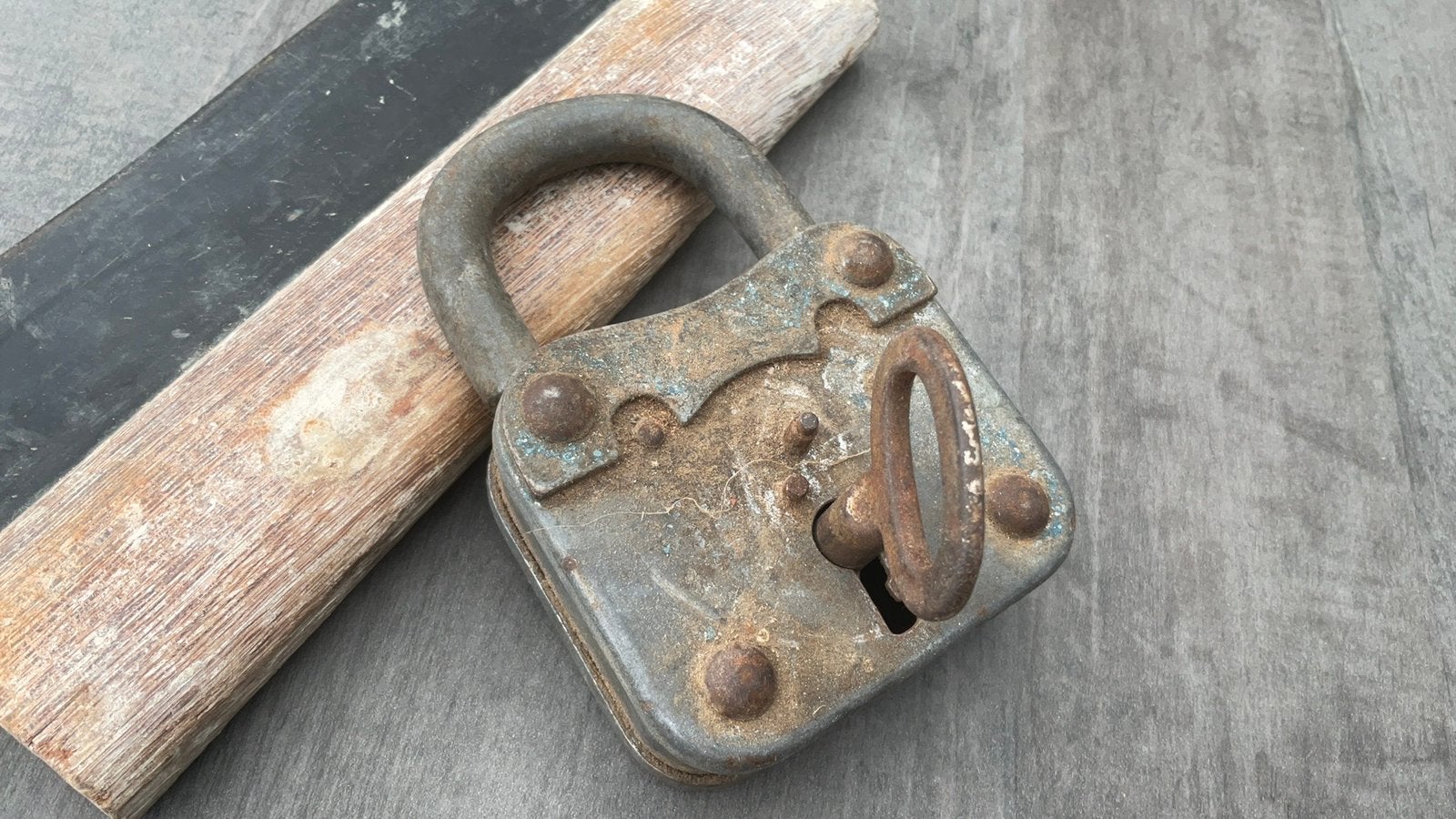 Oud hangslot., Ophalen