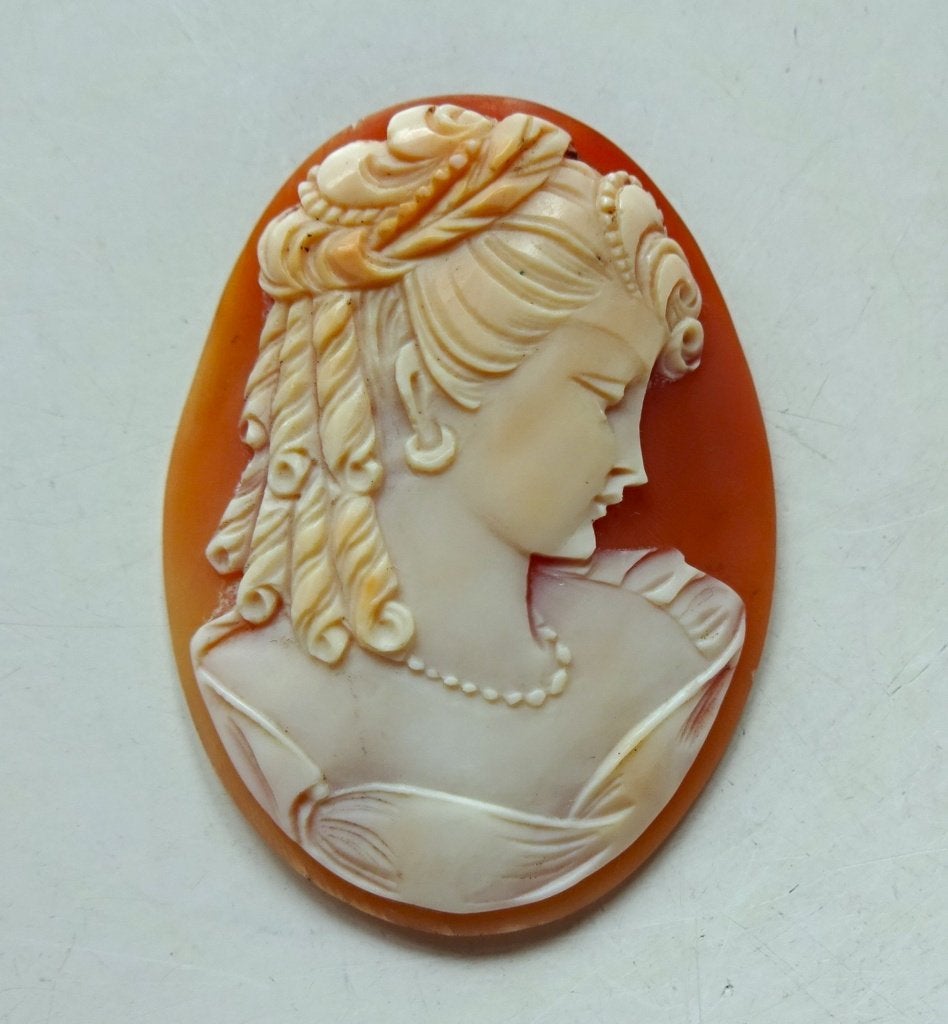 Antiek Italiaans handgesneden schelpen camee: klassieke dame, Ophalen of Verzenden, Overige materialen, Overige typen
