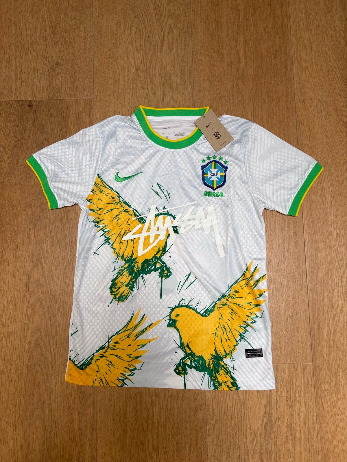 Nike x Stüssy Brazilië Voetbalshirt - Nieuw met labels, Kleding | Heren, T-shirts, Ophalen of Verzenden, Nieuw, Maat 46 (S) of kleiner