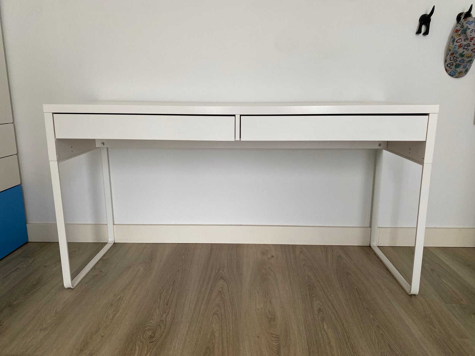 Ikea Micke bureau met twee lades - 2 open poten, Ophalen, Met lades, Spaanplaat of MDF, Zo goed als nieuw