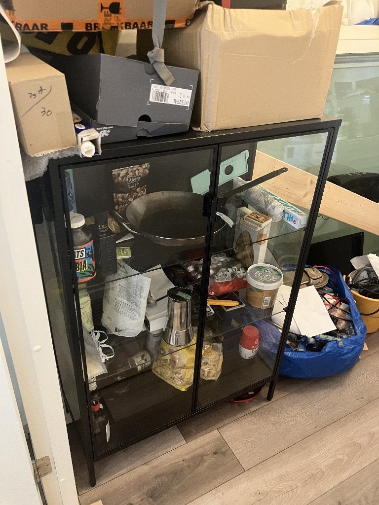 IKEA Fabrikör vitrinekast zwart/donkergrijs — 81x113 cm, Huis en Inrichting, Kasten | Vitrinekasten, Ophalen, Met deur(en), 50 tot 100 cm