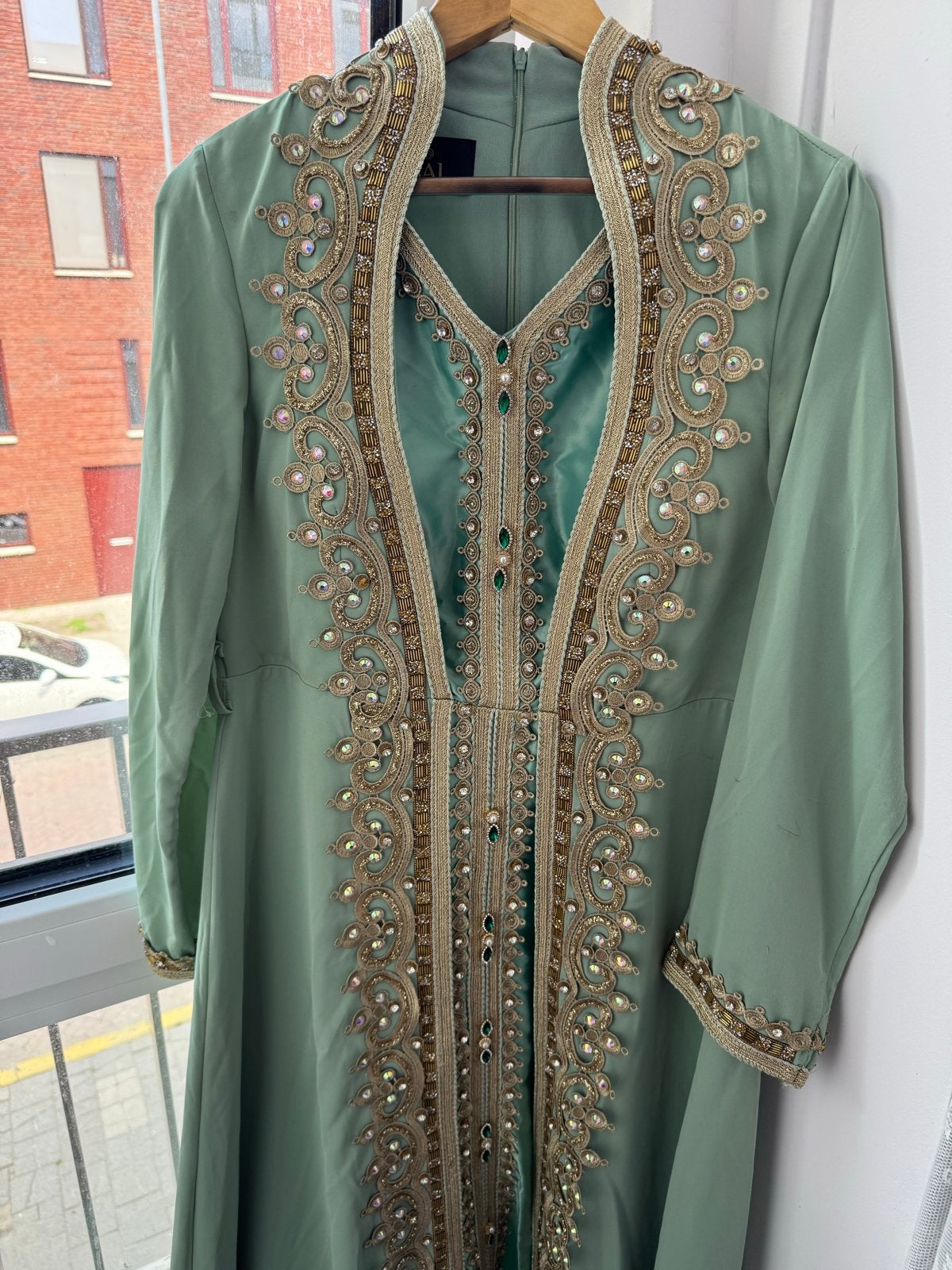 Prachtige mintgroene kaftan met goudkleurige borduursels, Overige typen, Maat 42/44 (L), Ophalen of Verzenden, Zo goed als nieuw