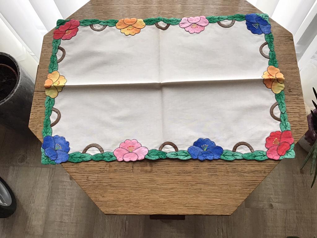 Sierkleedje met opgeborduurde bloemen., Ophalen of Verzenden