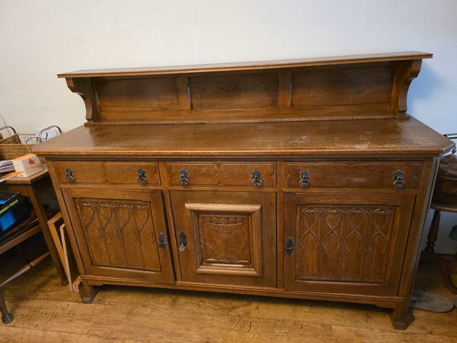Antiek Eiken Dressoir met Carved Details, Gebruikt, 150 tot 200 cm, Eikenhout, Antiek, Klassiek