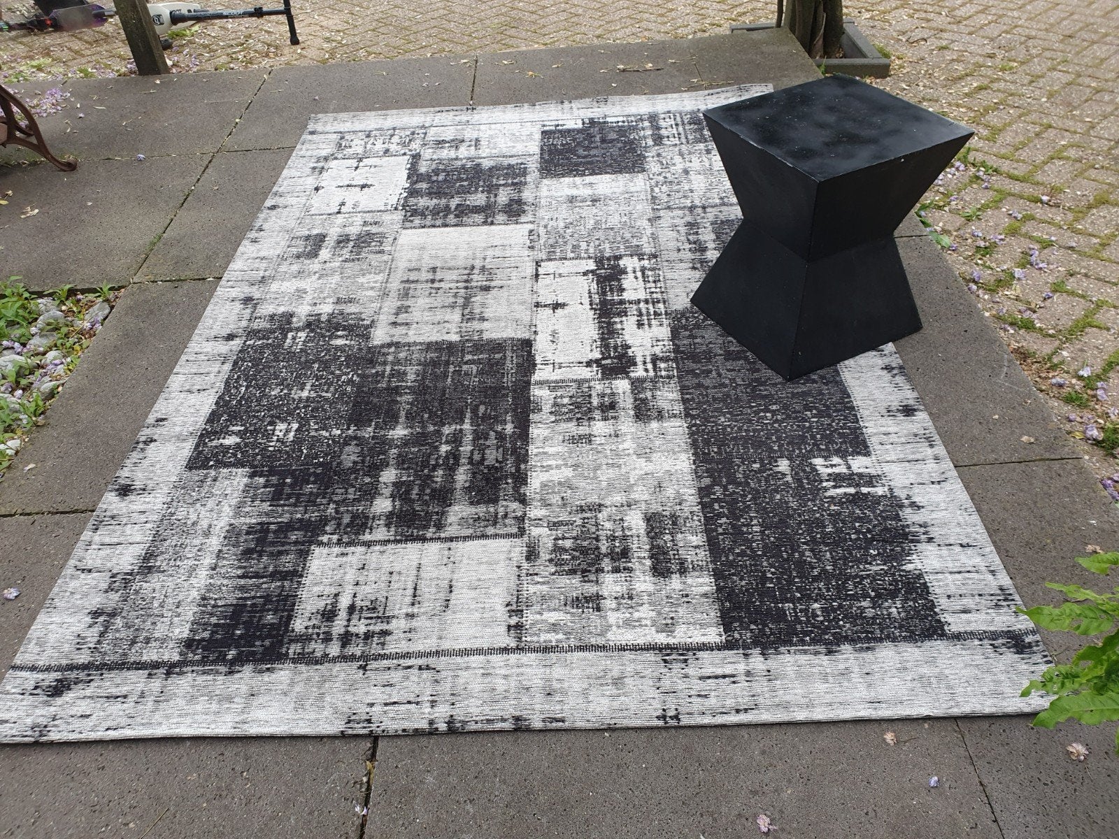 Karpet zwart wit grijs 220-180 cm. + bijzettafel  39.99, Huis en Inrichting, Stoffering | Tapijten en Kleden, Ophalen of Verzenden