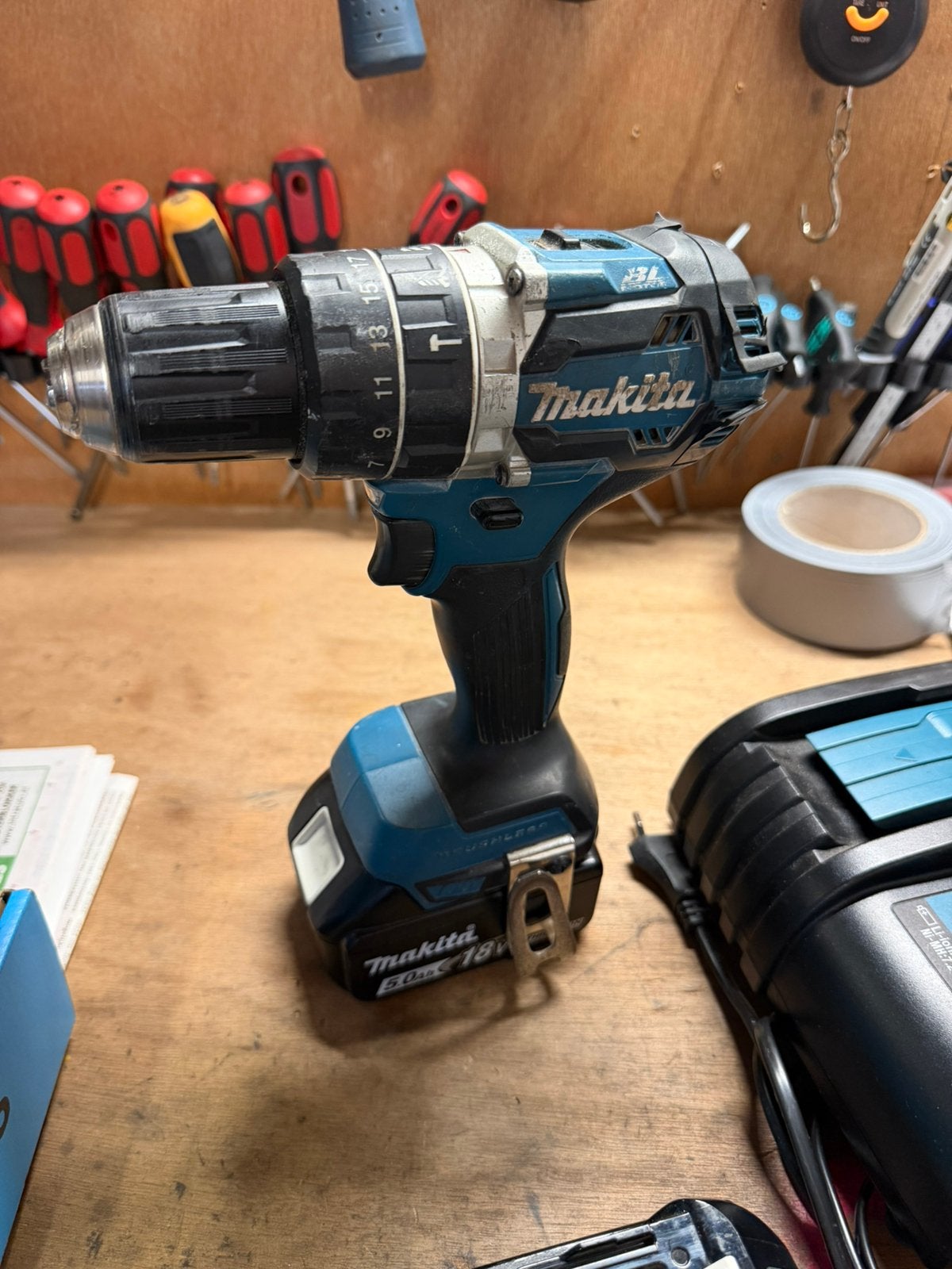 Makita DHP484 incl 2x Accu BL1850B en oplader DC18SD, Doe-het-zelf en Verbouw, Gereedschap | Boormachines, Ophalen, Zo goed als nieuw