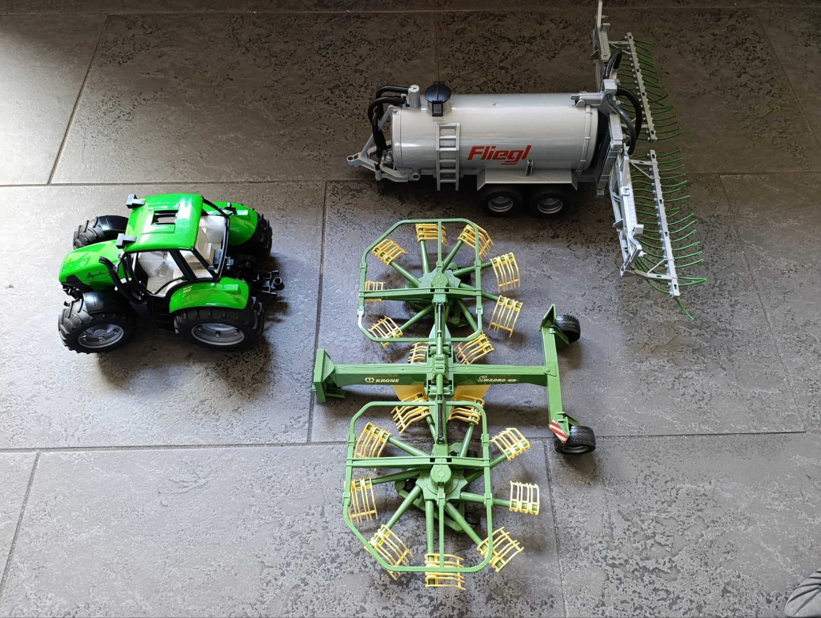Bruder speelgoedset: Tractor, mesttank en hark, Ophalen, Gebruikt