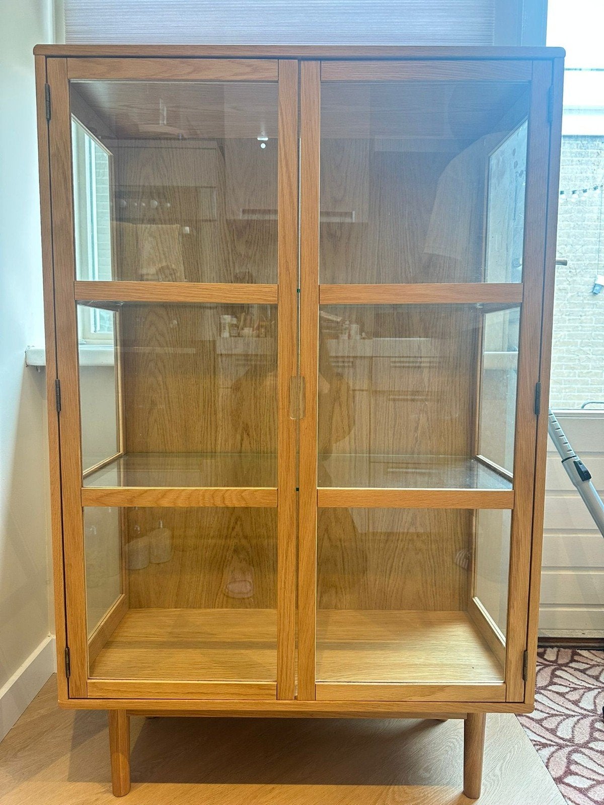 Vitrinekast Vesterby Jysk, Ophalen, Met plank(en), Gebruikt, 100 tot 150 cm