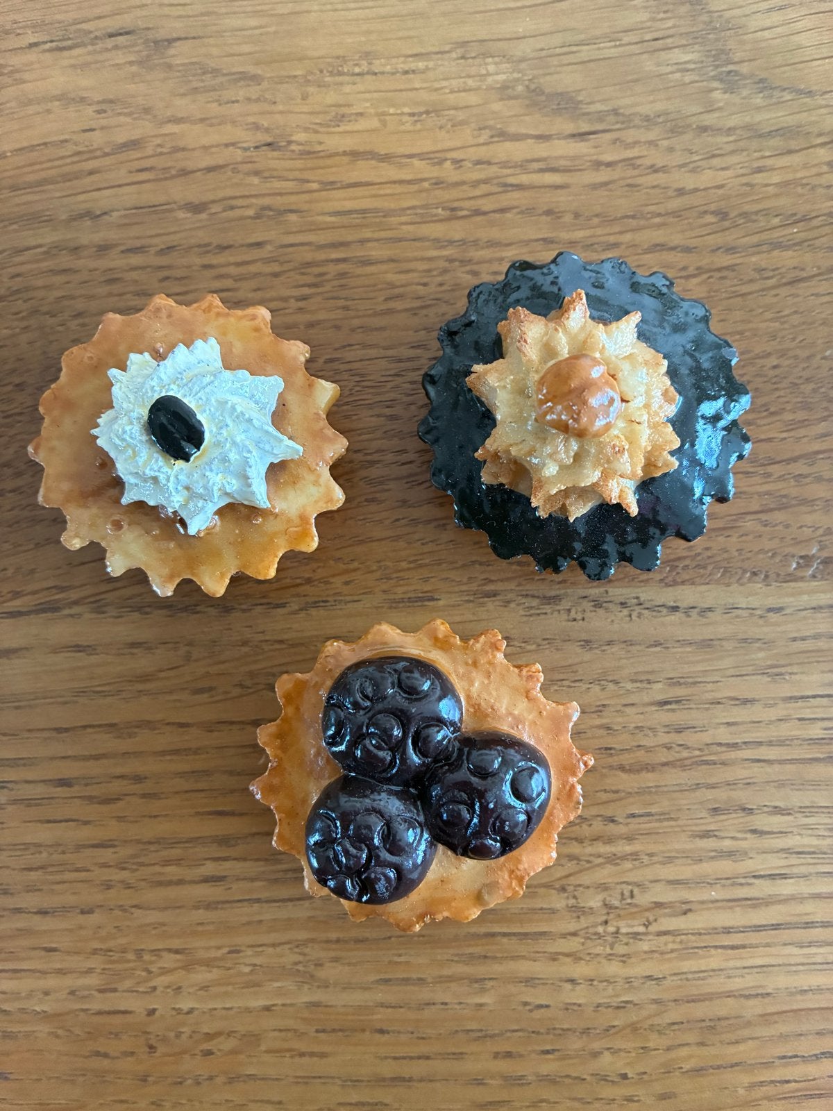 3 schattige, stenen gebakjes als decoratie, Huis en Inrichting, Ophalen of Verzenden, Zo goed als nieuw, Meerkleurig, Steen/keramiek