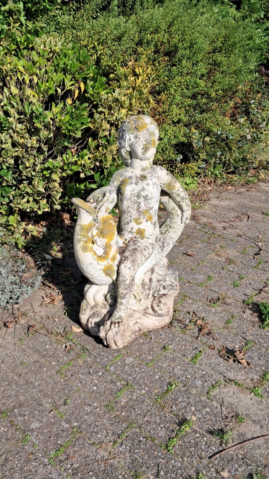 Vintage stenen beeld van jongen op dolfijn, Tuin en Terras, Ophalen, Gebruikt, Beton, Mensenbeeld